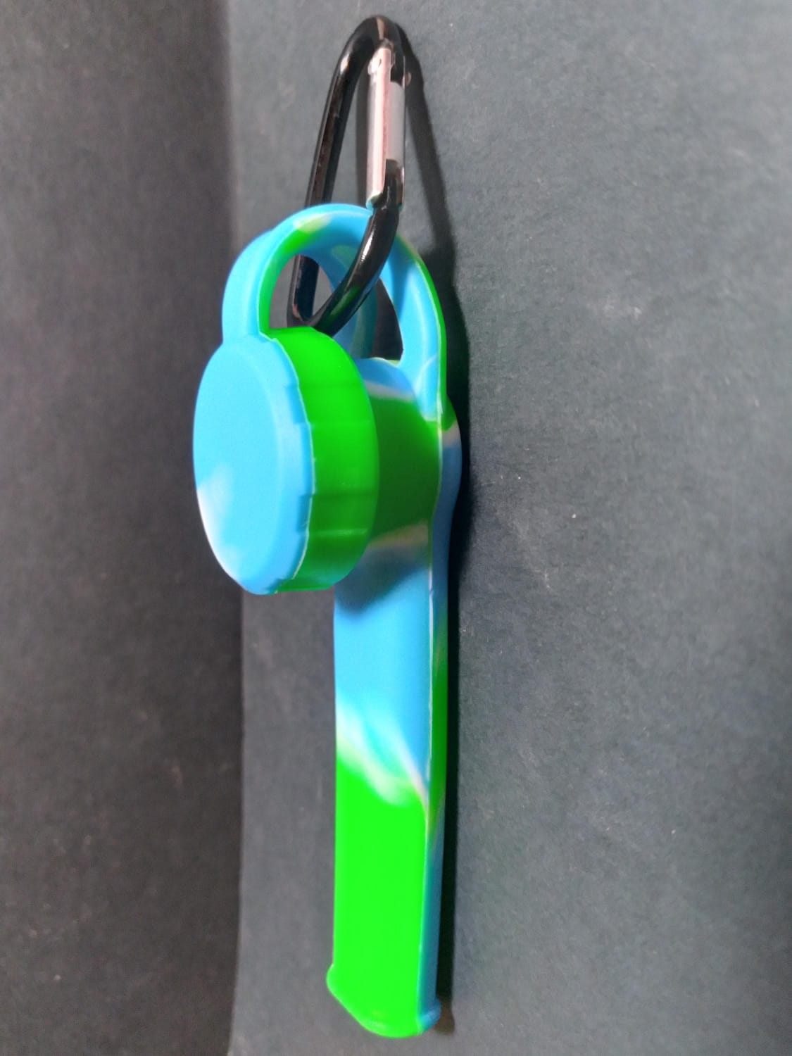 PIPA SILICONA C/TAPA Y GANCHO CELESTE/VERDE